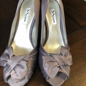 Nina New York Forbes Bow Wrap Peep Toe in Grey